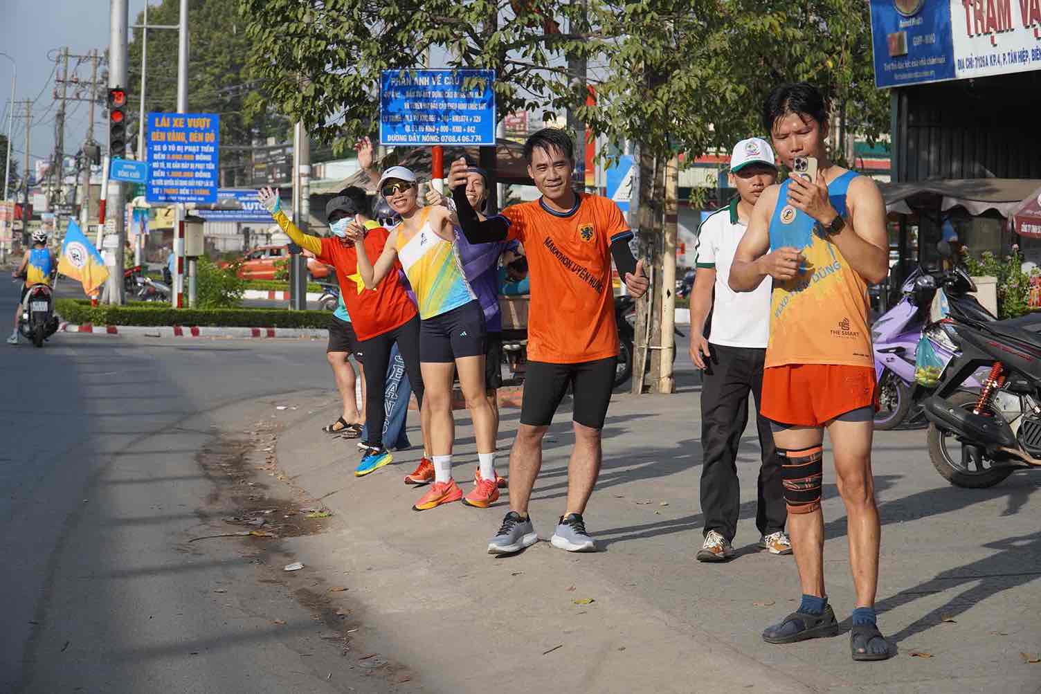 Runners chào đón và chạy cùng anh Nguyễn Văn Long. Ảnh: HAC