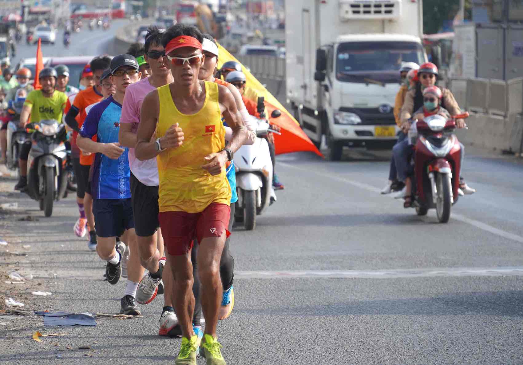 Nguyễn Văn Long chạy qua đoạn vòng xoay Tam Hiệp (TP Biên Hòa). Ảnh: HAC