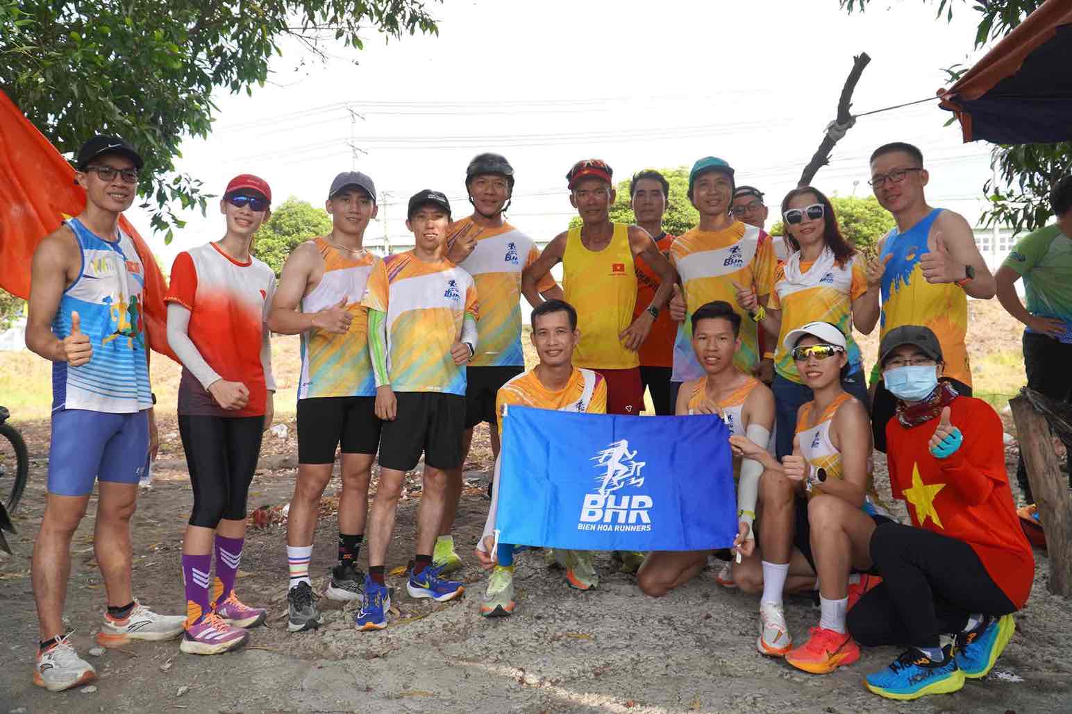 Các nhóm Runners chụp hình chung với dị nhân Marathon Nguyễn Văn Long. Ảnh: HAC
