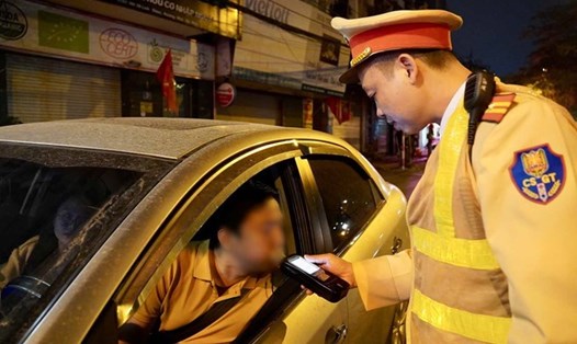 Cảnh sát giao thông Hà Nội kiểm tra, xử lý vi phạm nồng độ cồn. Ảnh: Hữu Chánh