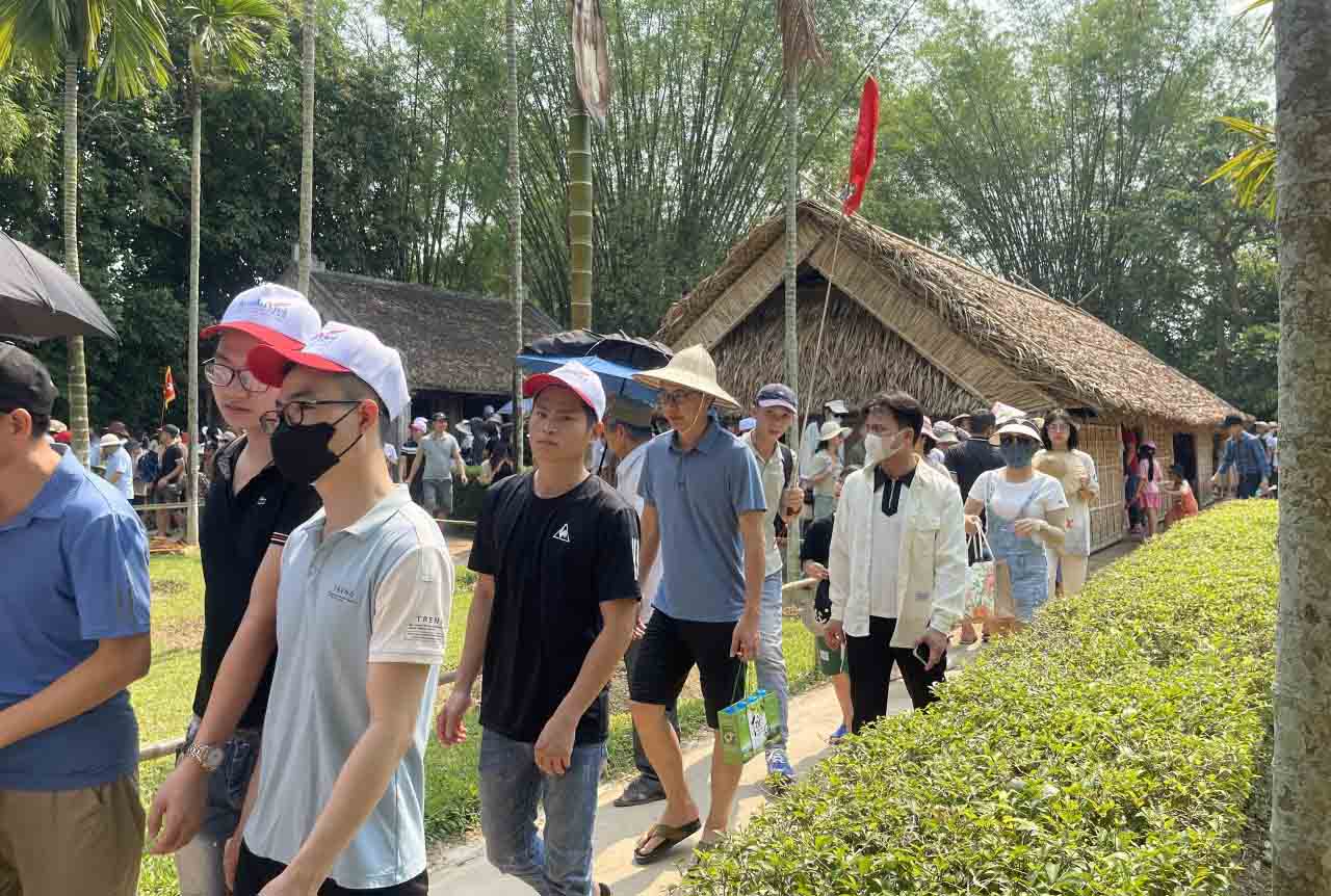 Khu di tích quốc gia đặc biệt Kim Liên (Nam Đàn) chật kín người dân và du khách về thăm quê Bác trong những ngày đầu nghỉ lễ. Ảnh: Phan Quý