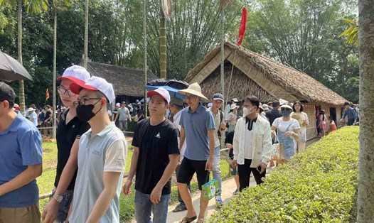 Khu di tích quốc gia đặc biệt Kim Liên (Nam Đàn) chật kín người dân và du khách về thăm quê Bác trong những ngày đầu nghỉ lễ. Ảnh: Phan Quý