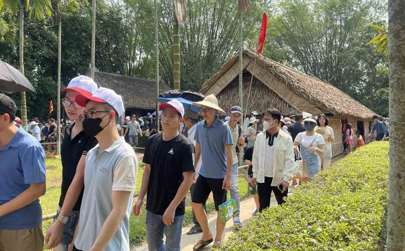 Khu di tích quốc gia đặc biệt Kim Liên (Nam Đàn) chật kín người dân và du khách về thăm quê Bác trong những ngày đầu nghỉ lễ. Ảnh: Phan Quý