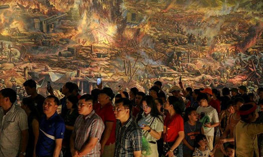 Vạn du khách chen chân tham quan tranh panorama Chiến dịch Điện Biên Phủ. Ảnh: Văn Thành Chương
