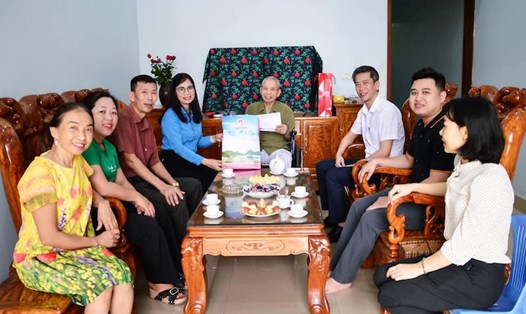 Lãnh đạo LĐLĐ tỉnh Tuyên Quang thăm hỏi, động viên cựu thanh niên xung phong. Ảnh: CĐ Tuyên Quang