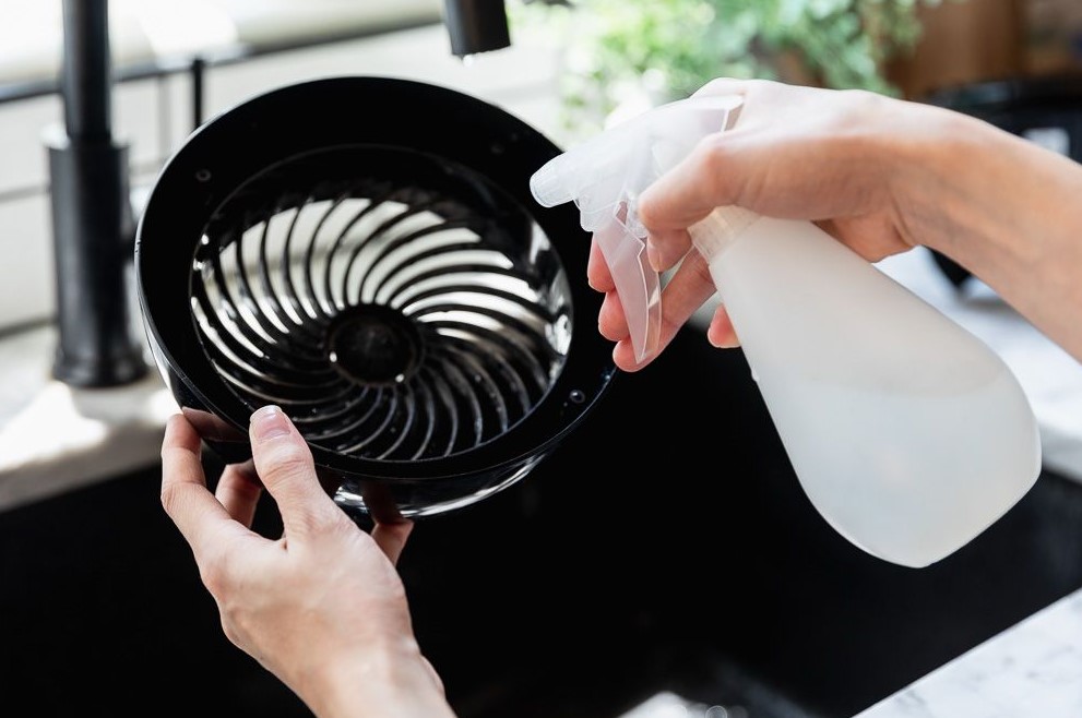 Quạt tích điện cần được vệ sinh định kỳ để đảm bảo tuổi thọ và đạt hiệu quả khi sử dụng. Ảnh: Pixabay