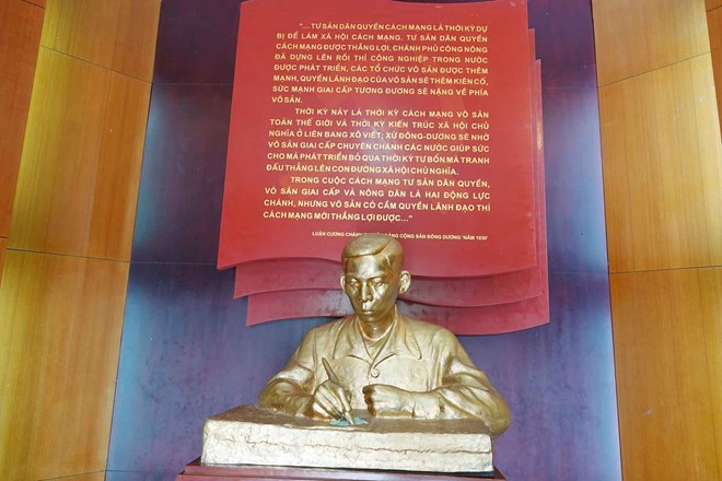 Tượng cố Tổng Bí thư Trần Phú ở Nhà trưng bày lưu niệm xã Tùng Ảnh. Ảnh: Trần Tuấn. 