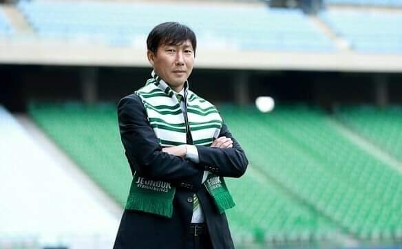 Huấn luyện viên Kim Sang-sik là ứng viên nặng kí cho vị trí thuyền trưởng tuyển Việt Nam. Ảnh: Jeonbuk