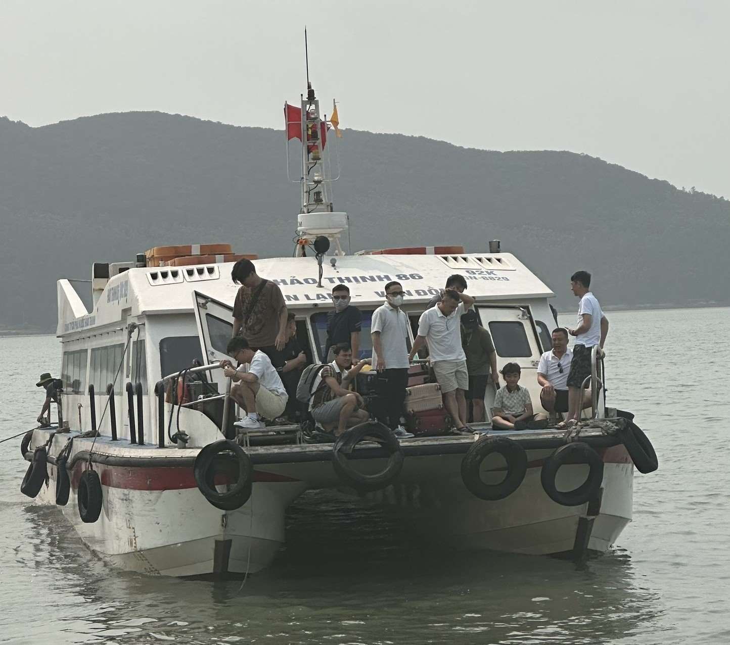 Tàu cao tốc từ khoảng 100 ghế trở lên khó tiếp cận cảng Quan Lạn vào những ngày nước kém. Ảnh: Nguyễn Hùng