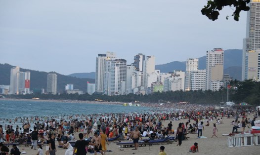 Bãi biển Nha Trang - Khánh Hòa chật kín khách du lịch, người dân tắm biển hóng mát trong kỳ nghỉ lễ 30.4-1.5. Ảnh: Phương Linh