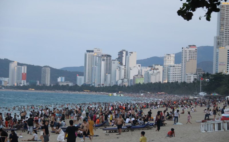 Bãi biển Nha Trang - Khánh Hòa chật kín khách du lịch, người dân tắm biển hóng mát trong kỳ nghỉ lễ 30.4-1.5. Ảnh: Phương Linh