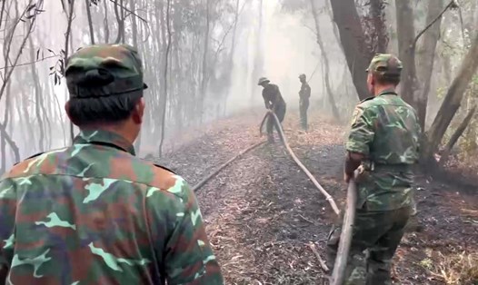 Dù gặp nhiều khó khăn nhưng tất cả các lực lượng đã rất nỗ lực quyết tâm trong công tác chữa cháy rừng. Ảnh: Phương Vũ