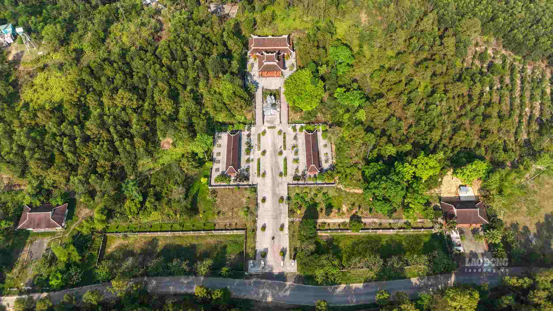 Theo tìm hiểu của Lao Động, Khu di tích lịch sử Chín Hầm nằm giữa một vùng đồi thông dưới chân núi Thiên Thai thuộc phường An Tây, cách trung tâm TP. Huế hơn 6km về phía Tây Nam. 