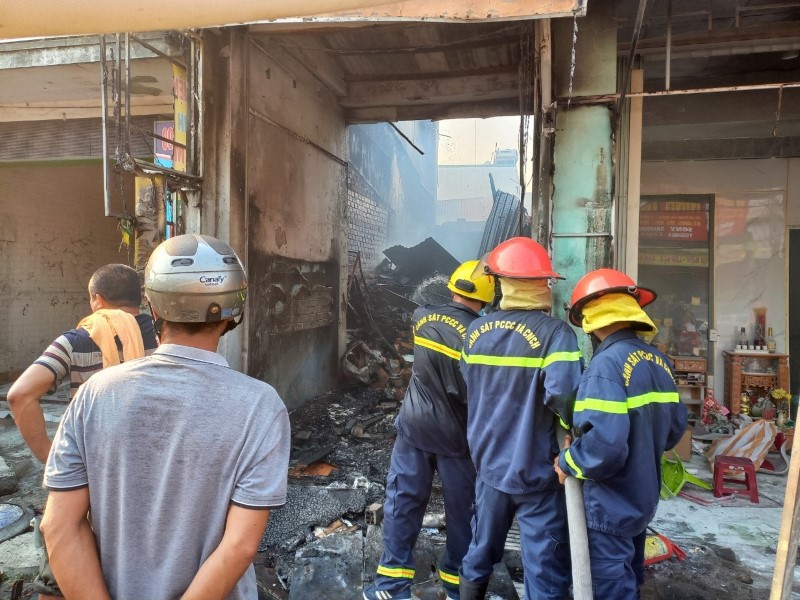 Lửa thiêu rụi cửa hàng điện tử - điện lạnh ở Quảng Nam sáng 30.4, gây thiệt hại 1 tỉ đồng. Ảnh Thanh Tuấn