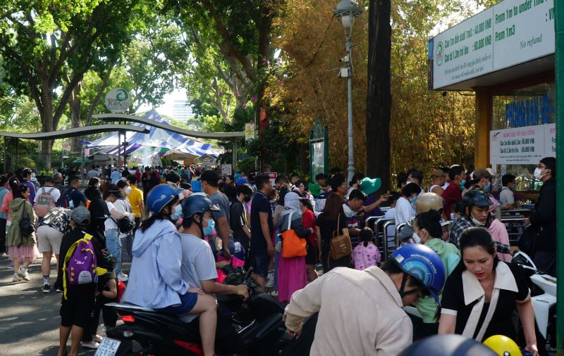 Khách tham quan tại các khu điểm du lịch, vui chơi giải trí tại TPHCM dịp lễ 30.4 và 1.5. Ảnh: Thanh Thanh 