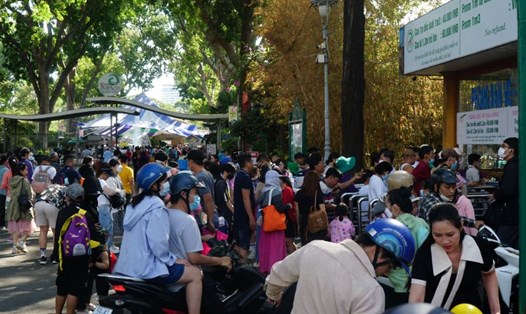 Khách tham quan tại các khu điểm du lịch, vui chơi giải trí tại TPHCM dịp lễ 30.4 và 1.5. Ảnh: Thanh Thanh