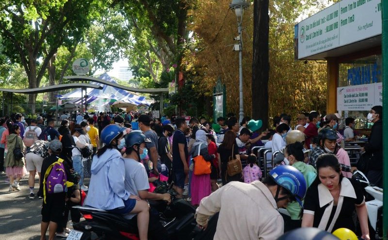 Khách tham quan tại các khu điểm du lịch, vui chơi giải trí tại TPHCM dịp lễ 30.4 và 1.5. Ảnh: Thanh Thanh