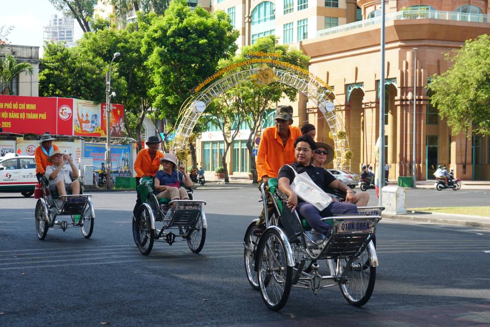 Khách quốc tế tham quan, khám phá trung tâm TPHCM dịp lễ 30.4. Ảnh: Thanh Chân