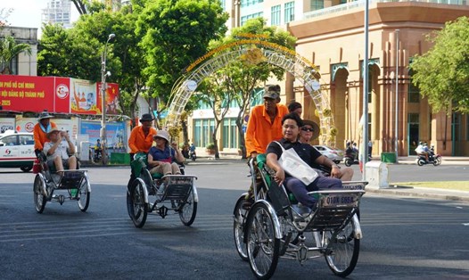 Khách quốc tế tham quan, khám phá trung tâm TPHCM dịp lễ 30.4. Ảnh: Thanh Chân