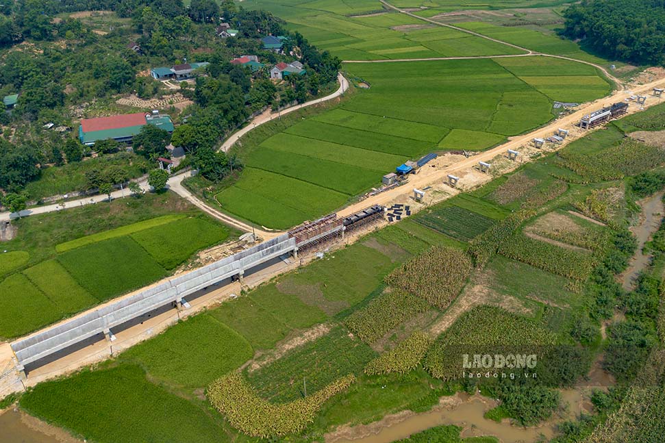 Tuyến kênh Cầu Động thuộc dự án hệ thống thủy lợi Ngàn Trươi - Cẩm Trang giai đoạn 2. Với chiều dài 14,2 km, điểm đầu tại xã Đức Bồng (huyện Vũ Quang) đến xã Tân Mỹ Hà (huyện Hương Sơn). Dự án có tổng mức đầu tư gần 669 tỷ đồng, do 5 nhà thầu thi công. Dự án sẽ thực hiện cải tạo, nâng cấp kênh chính Linh Cảm dài hơn 34km; xây dựng mới kênh chính Cầu Động dài 10km và 8 tuyến kênh nhánh dài gần 13km. Giai đoạn 2 dự án có tổng mức đầu tư hơn 1.354 tỷ đồng. 