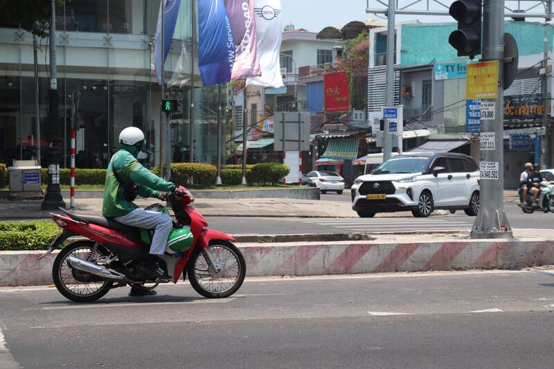 Những tài xế xe công nghệ chạy đi giao hàng trong giờ trưa ngày 30.4. Ảnh: Nguyễn Linh