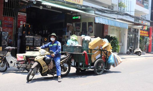 Người lao động tại Đà Nẵng miệt mài làm việc dưới cái nắng 40 độ C. Ảnh: Nguyễn Linh