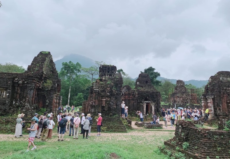 Khách du lịch tham quan Thánh địa Mỹ Sơn tăng cao trong dịp nghỉ lễ 30.4 - 1.5.2024. Ảnh Hoàng Bin