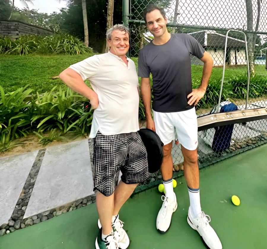 Tay vợt Roger Federer (bên phải) tại một sân quần vợt ở TP.Hội An hôm 28.4. Ảnh: Lệ Thu