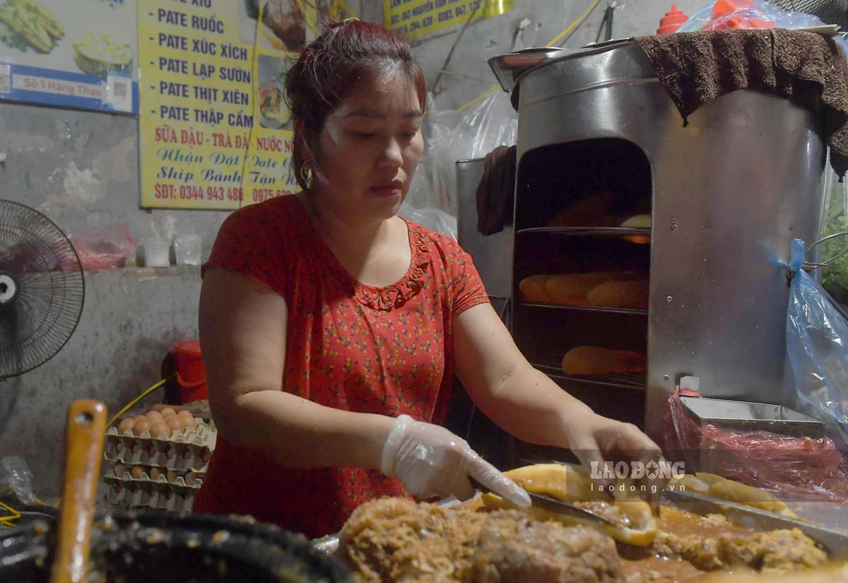 Làm nghề bán bánh mì đến nay đã gần 30 năm và là một trong những quán đầu tiên bán bánh mì pate tại đây, cô Bùi Thị Ngà, chủ một quán bánh mì pate Đò Quan cho biết, thời gian đầu, khách hàng chủ yếu là học sinh, người lao động xung quanh.