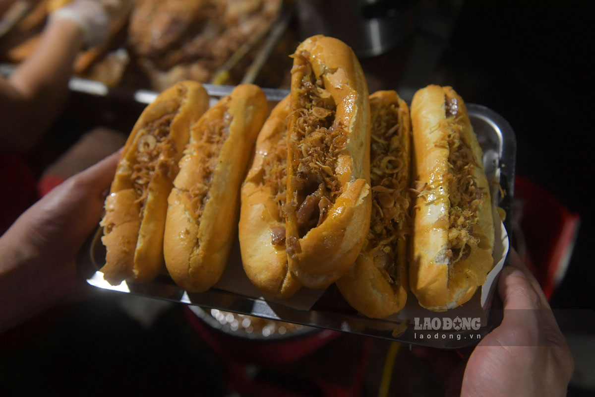 “Linh hồn” của món bánh mì pate chân cầu Đò Quan chính là lớp nhân pate thơm mềm, béo ngậy kết hợp cùng hành phi giòn rụm.