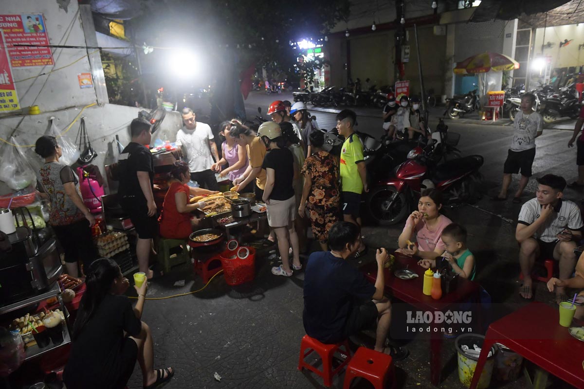 Khi nhắc đến các món ăn đặc sản Nam Định, không thể bỏ qua món bánh mì pate Đò Quan. Chỉ một góc phố ngay chân cầu Đò Quan (TP Nam Định), có đến 5, 6 quán bán bánh mì pate, hầu như quán nào cũng tấp nập khách mua hàng.