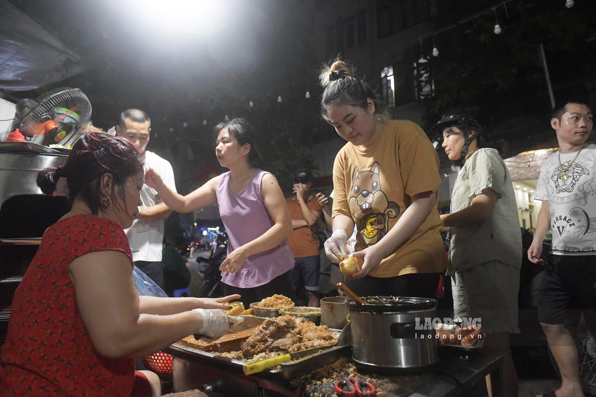 Làm nghề bán bánh mì đến nay đã gần 30 năm và là một trong những quán đầu tiên bán bánh mì pate tại đây, cô Bùi Thị Ngà, chủ một quán bánh mì pate Đò Quan cho biết, thời gian đầu, khách hàng chủ yếu là học sinh, người lao động xung quanh.