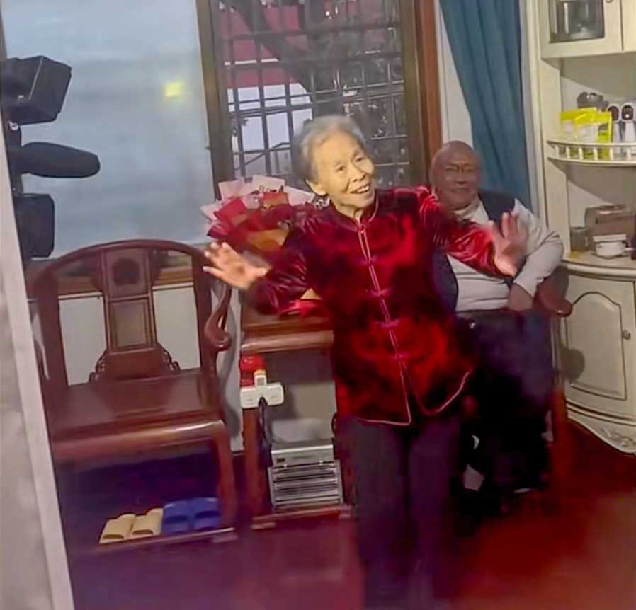 Cô dâu 81 tuổi vui vẻ nhảy múa. Ảnh chụp màn hình