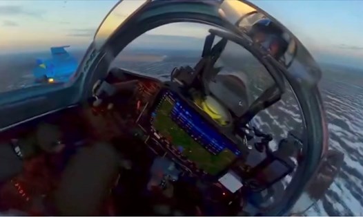 iPad được lắp trong buồng lái máy bay phản lực của phi công Ukraina. Ảnh: Chụp màn hình