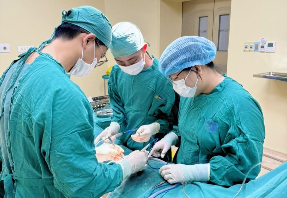 Bác sĩ phẫu thuật cho bệnh nhân. Ảnh: Bệnh viện cung cấp