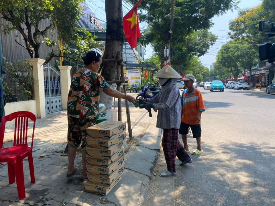 Một ly nước giữa ban trưa đã giúp nhiều người lao động vượt qua cơn khát. Ảnh: Mỹ Hạnh