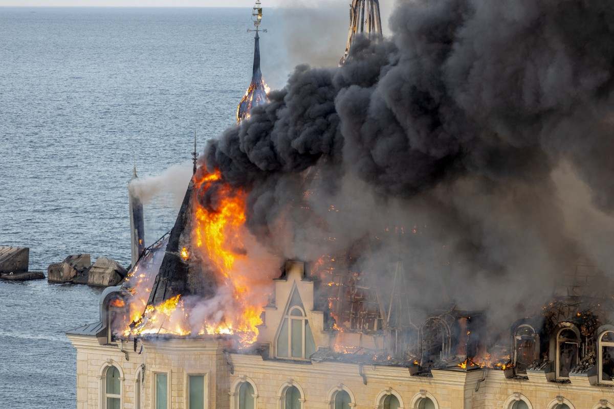 Một tòa nhà bị cháy sau cuộc tấn công tên lửa của Nga ở Odesa, Ukraina, ngày 29.4.2024. Ảnh: AFP