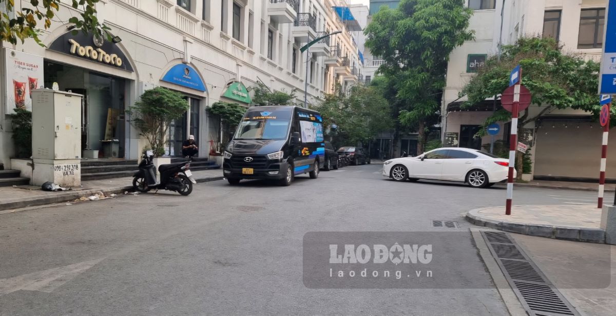 Cũng trong chiều ngày 29.4, tại trụ sở văn phòng cũ của Công ty TNHH X.E Việt Nam chỉ còn 1 chiếc xe limousine như để làm nhiệm vụ trung chuyển hành khách, hàng hóa với văn phòng mới. Ảnh: Nam Hồng
