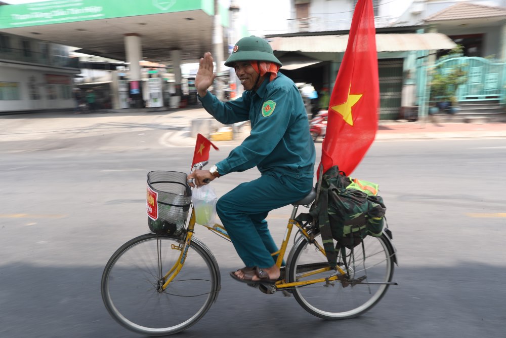 Ông Phùng Gia Thành (ngụ ở TP Điện Biên Phủ) bắt đầu hành trình đạp xe từ Hà Nội vào TPHCM với ước nguyện thăm Dinh Độc Lập. Ảnh: Anh Tú