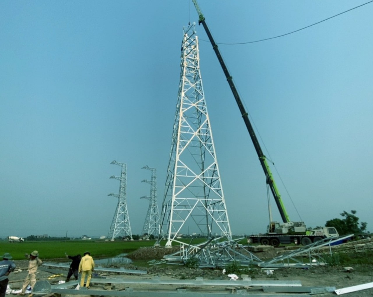 Hiện nhà thầu đã thi công, dựng xong 10/21 cột tại Ninh Bình. Ảnh: Nguyễn Trường
