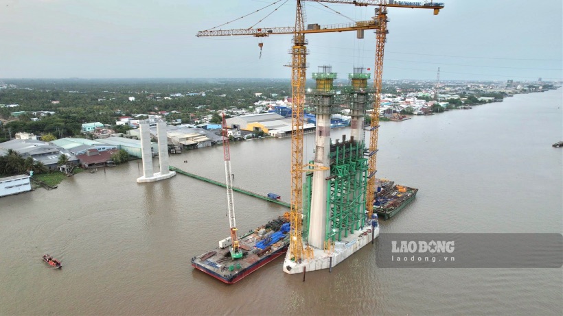 Dự án cầu Rạch Miễu 2 nối tỉnh Tiền Giang và tỉnh Bến Tre, với tổng mức đầu tư hơn 6.810 tỉ đồng. Theo điều chỉnh, tổng chiều dài tuyến khoảng 17,6km, thời gian thực hiện dự án từ năm 2021 đến năm 2026.