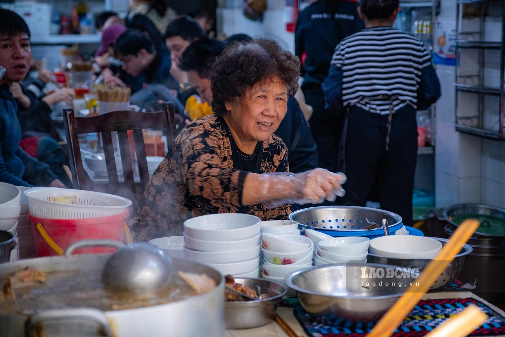 Nhiều gia đình trẻ chọn ở lại Hà Nội dịp nghỉ lễ, trải nghiệm những quán ăn nổi tiếng mà chưa có dịp đến trước đó. Ảnh: Hồng Diệp