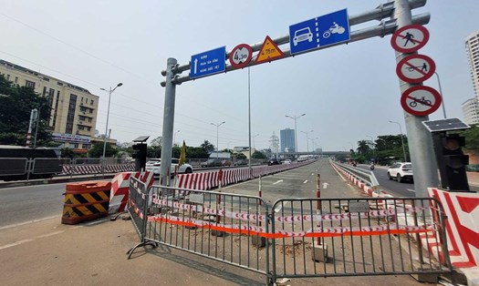 Cầu vượt thép Mai Dịch chưa kịp thông xe trong tháng 4.2024. Ảnh: Tô Thế
