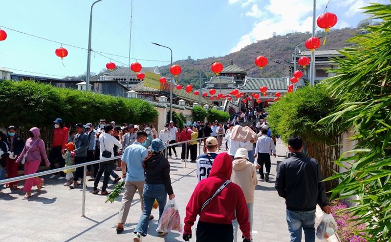 Đường từ cổng chính dẫn vào Miếu Bà Chúa xứ Núi Sam vắng cảnh tấp nập du khách vì nắng, nóng. Ảnh: Thanh Mai