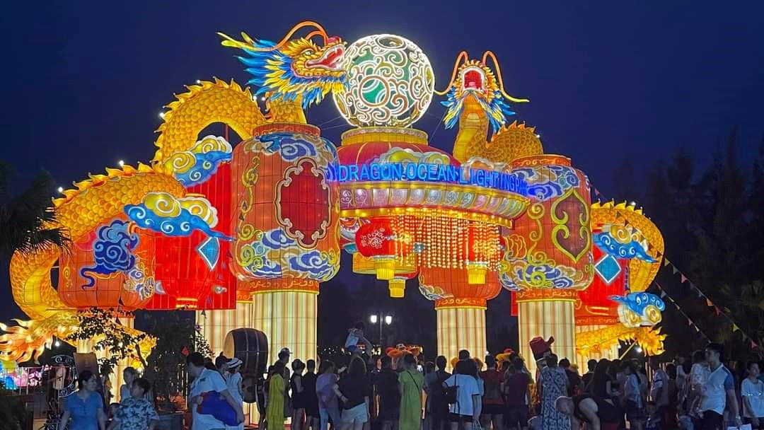 Năm nay, quận Đồ Sơn tung ra nhiều sản phẩm du lịch hấp dẫn trong kì nghỉ lễ, phải kể đến là công viên Ánh sáng tại Khu du lịch Đồi Rồng mở cửa từ 28.4 đến hết tháng 5. Ảnh: Văn hóa Du lịch Đồ Sơn
