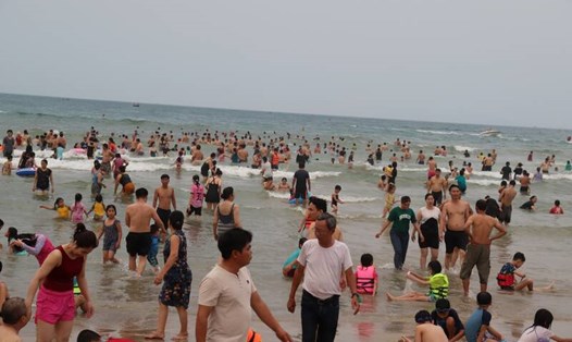 Rất đông du khách đổ về Đà Nẵng trong dịp lễ 30.4. Ảnh: Nguyễn Linh