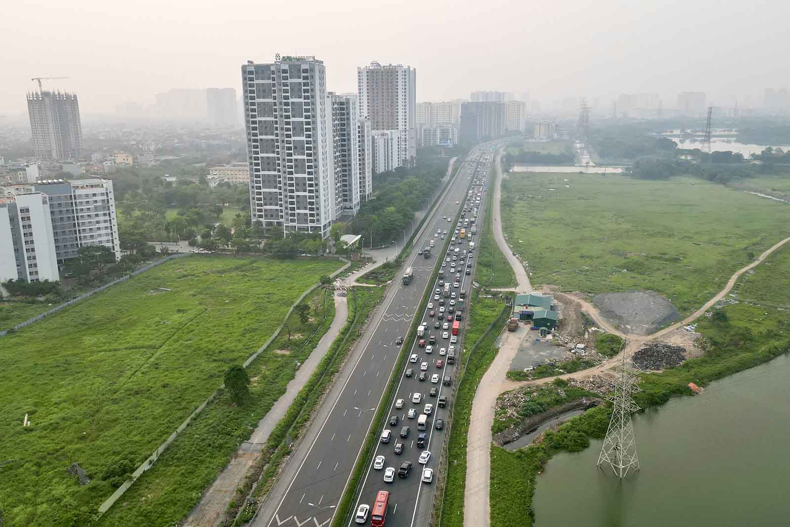 Chiều ngày 30.4, rất đông người từ các tỉnh, thành phố đổ về Thủ đô khi còn một ngày nữa mới kết thúc kỳ nghỉ.