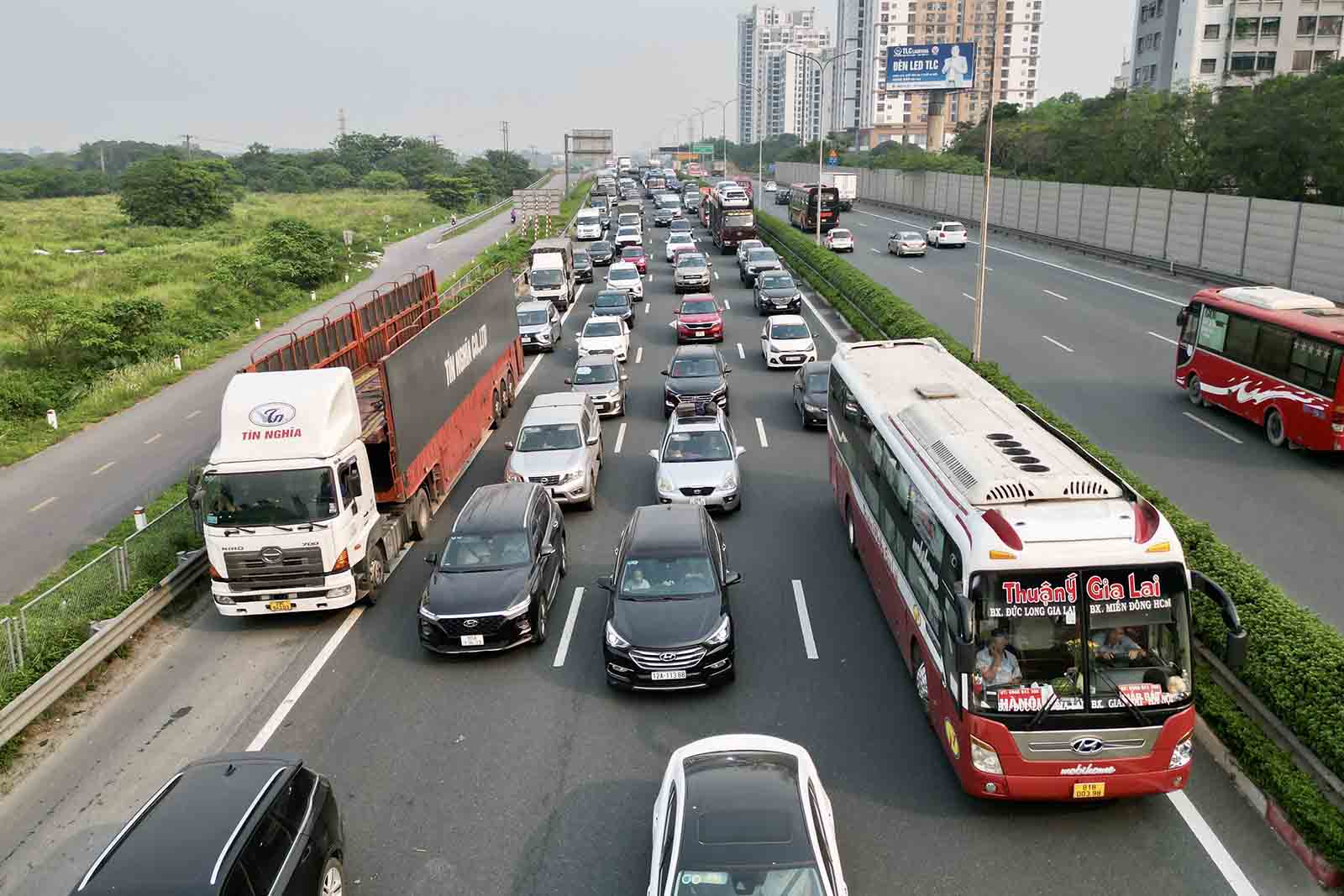 Hàng dài phương tiện nối đuôi nhau di chuyển tại cao tốc Pháp Vân - Cầu Giẽ hướng vào nội đô Hà Nội.