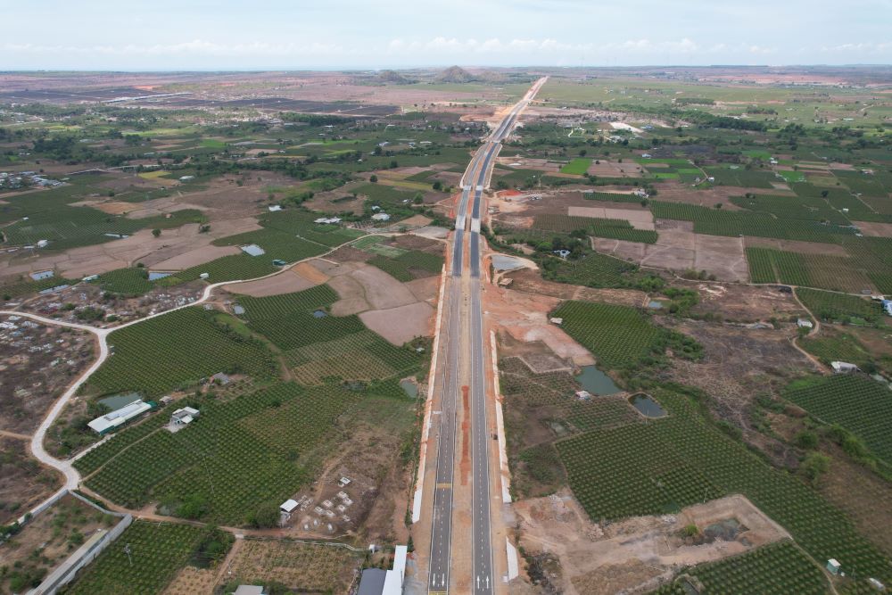 Dự án tuyến đường Hàm Kiệm – Tiến Thành được UBND tỉnh phê duyệt đầu tư với quy mô chiều dài tuyến đường khoảng 7,77 Km. Chiều rộng nền đường 37 m, chiều rộng mặt đường 16 m.
