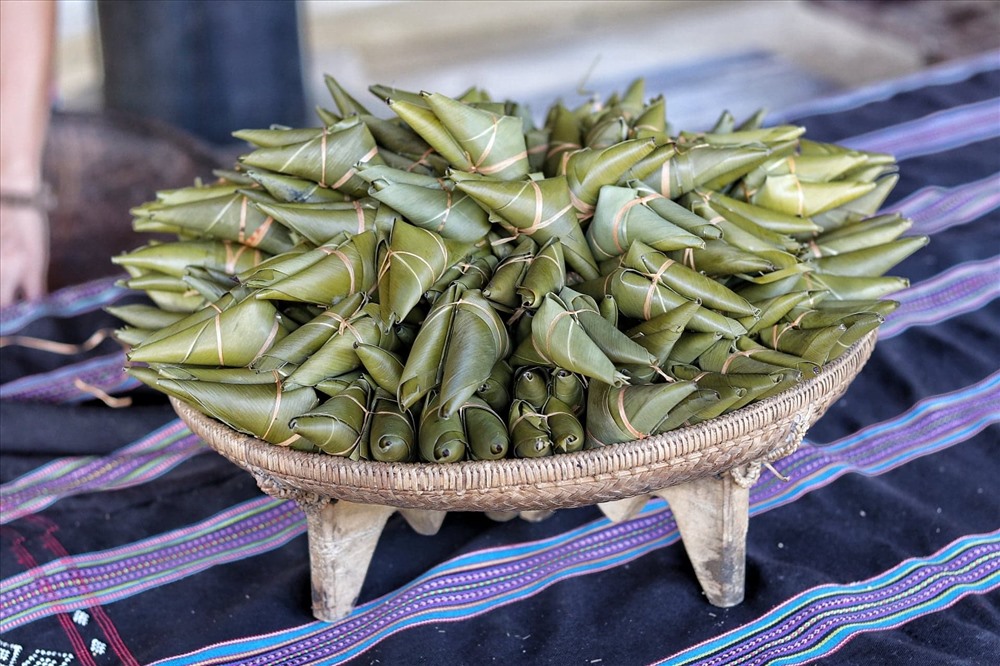 Món bánh A Quát (bánh tình yêu) đặc sản làm từ gạo nếp than của đồng bào dân tộc . Ảnh: Lan Nhi